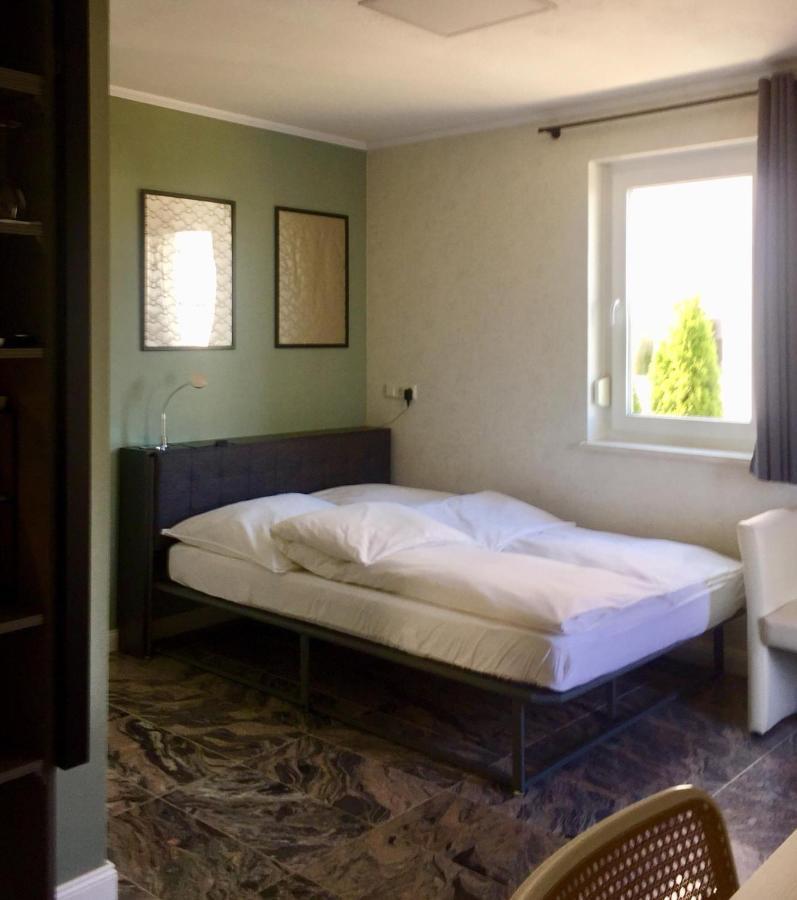 Neues Zimmerapartment Mit Bad Neckarwestheim Екстериор снимка